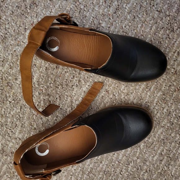 Black and Tan Mules with Chunky Wooden Heel - Picture 8 of 10